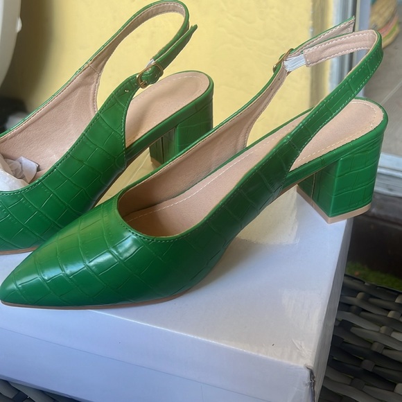 New never worn cute green shoes size 8.5 - Picture 2 of 4